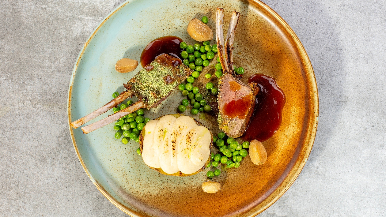 Jagnięcina/ pieczony ziemniak / puree selerowe / groszek z miętą / konfitowany czosnek